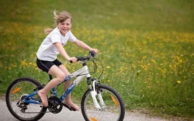 Cum îl înveți să meargă pe bicicletă