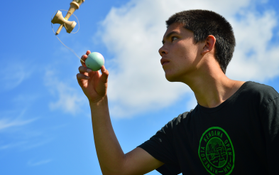 Cum îl ajută jucăria Kendama pe copilul tău